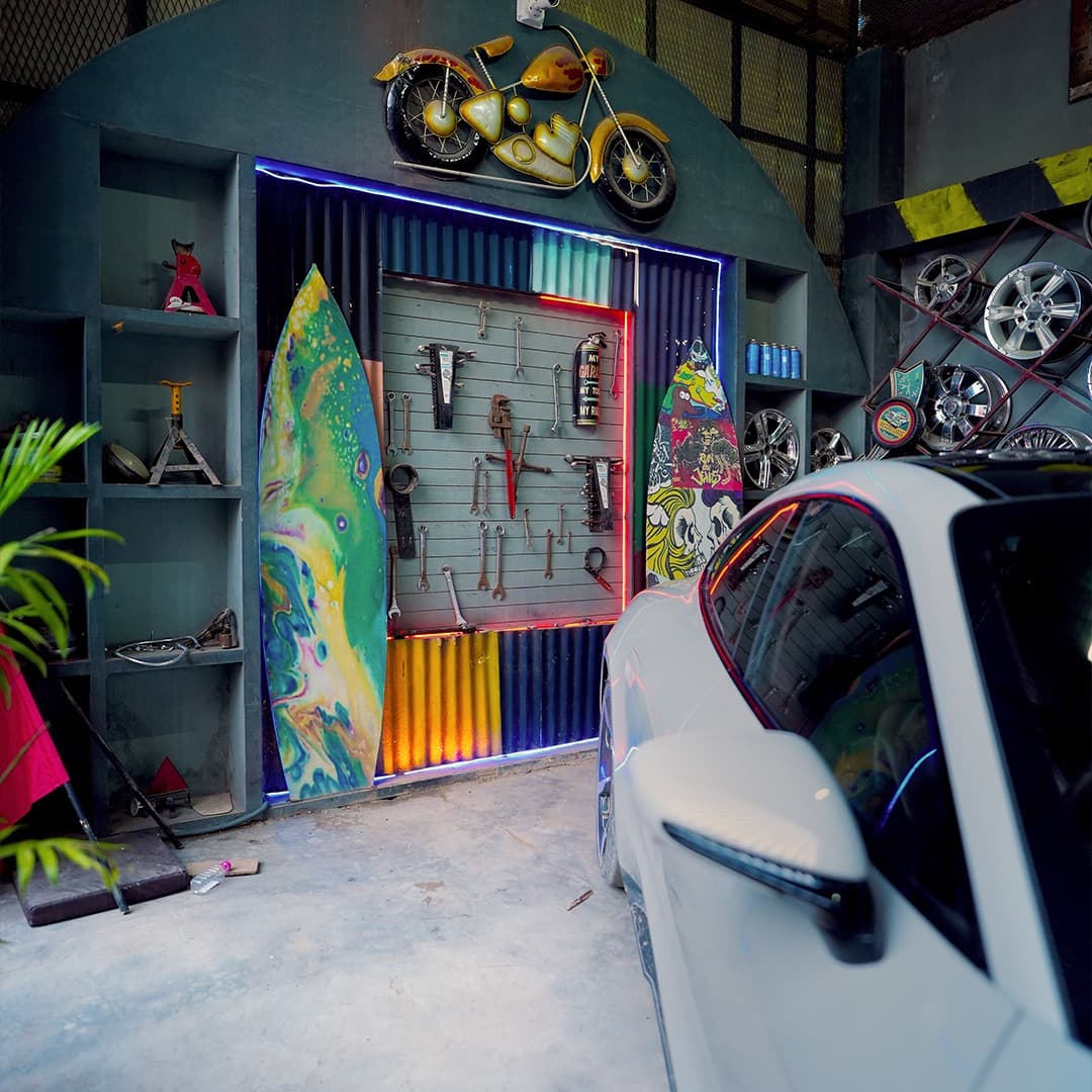 Garage image 4